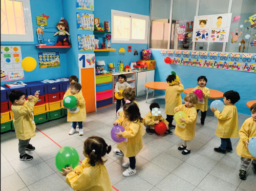 guardería-ludus-jugando-globos