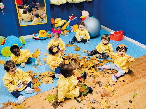 niños-jugando-en--otoño